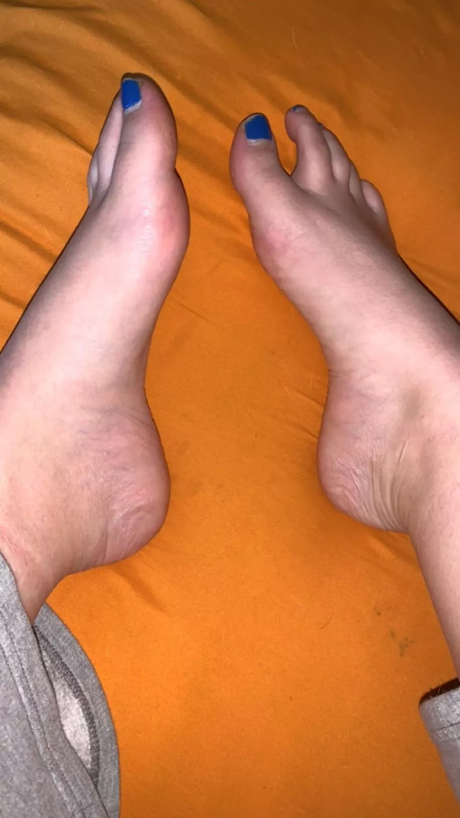 Wanna watch me paint my piggies?😘 posted by MissIris11