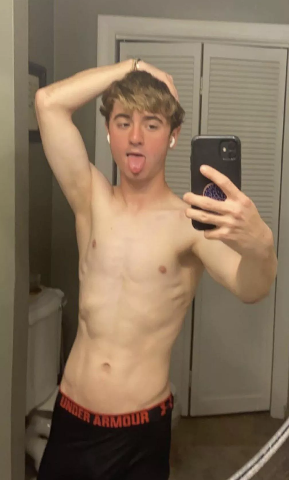 19 fit rounded ass here looking for tops with abs only @chrissythebot posted by Exciting-Deal3774