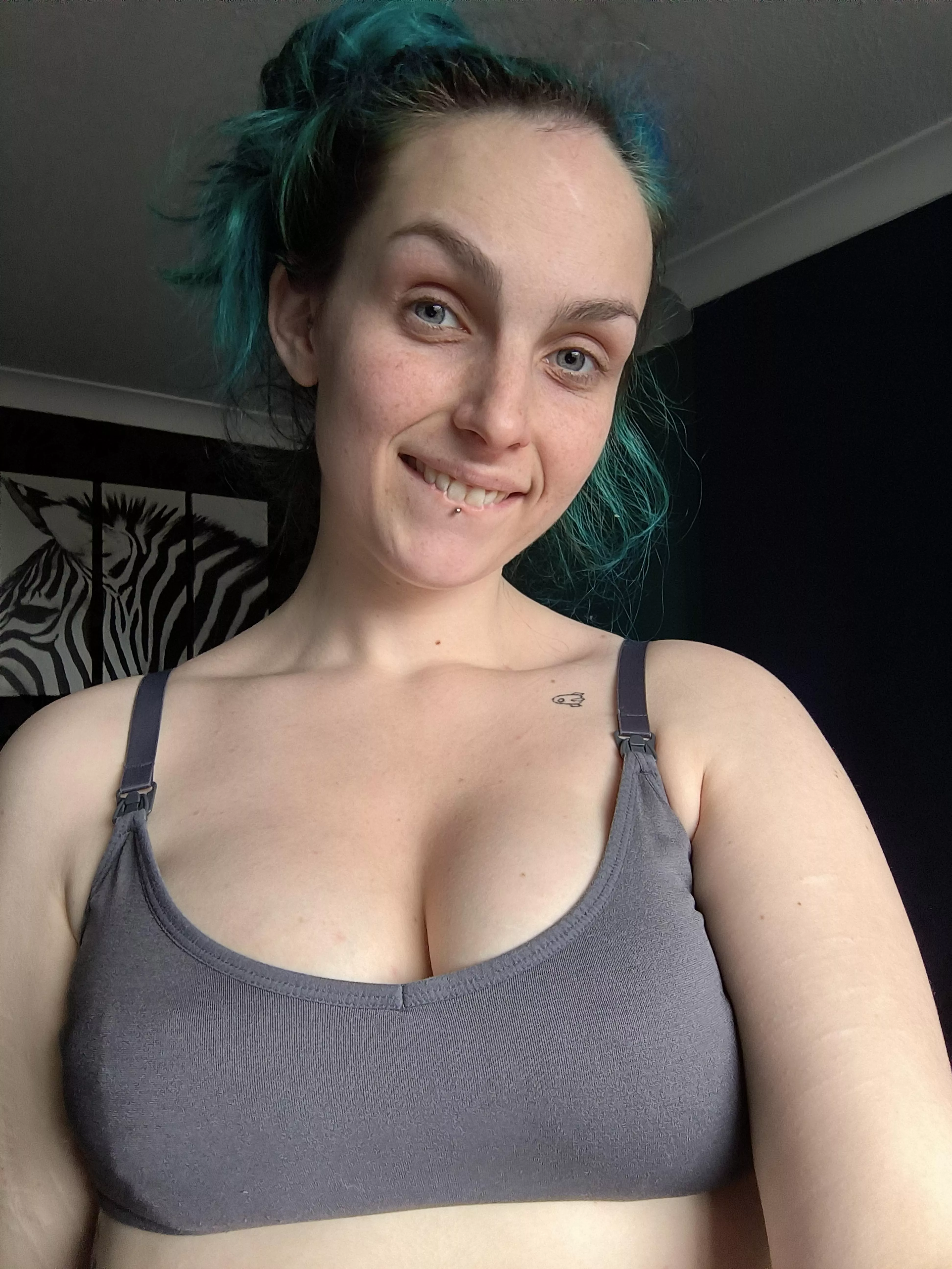 About to go for a run, come with me ;) posted by alluringaprilxx