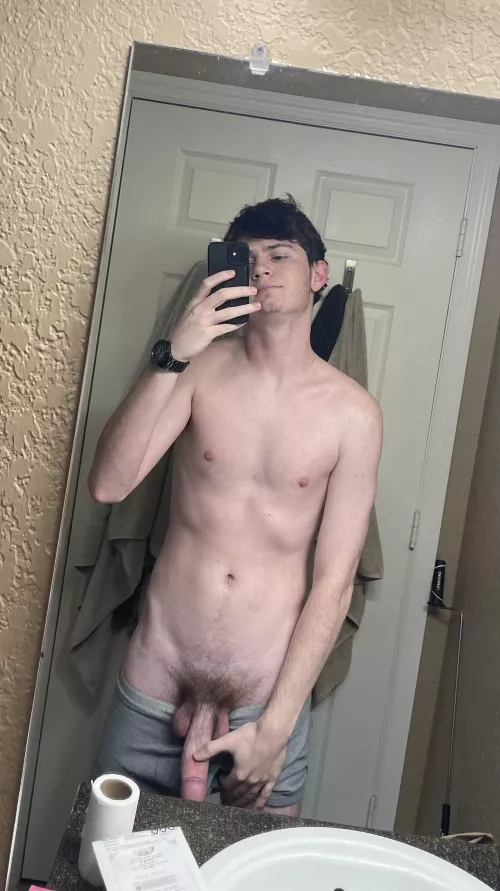 All my gay friends say I’m built like a twink, what do y’all think by MrAverageJo3