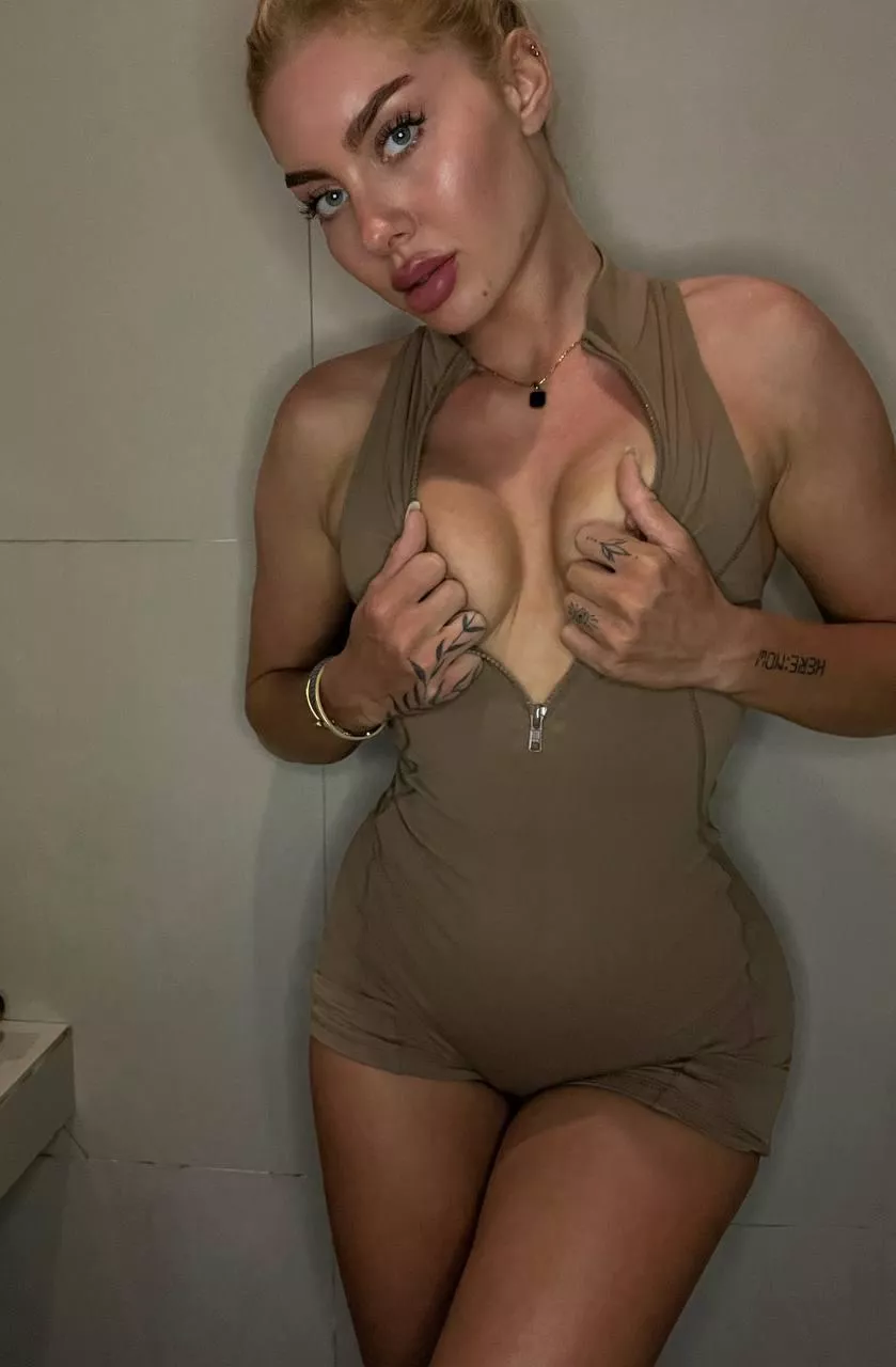 don't dare me to take off my hands posted by blondejuliaaa