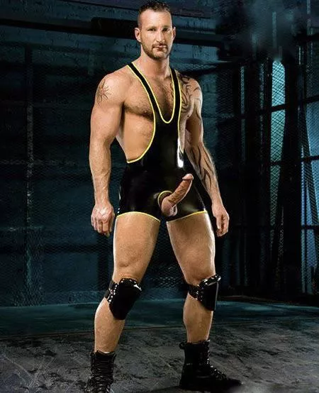 Extra opening in this singlet posted by PeteGuy23