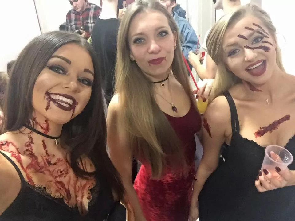 Halloween Party Girls! posted by joisissy