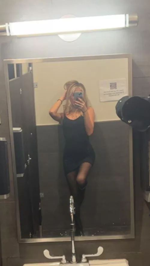 I felt the need of taking this pic! I love my outfit ❤️‍🔥❤️‍🔥 by SealSnake