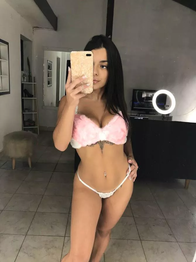 I hope you'll kiss me on the lips after our first date 😉25F posted by Extension_Stop6485