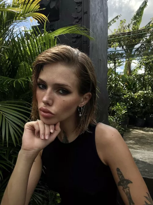 I put on makeup to have breakfast alone by Coilingfog782