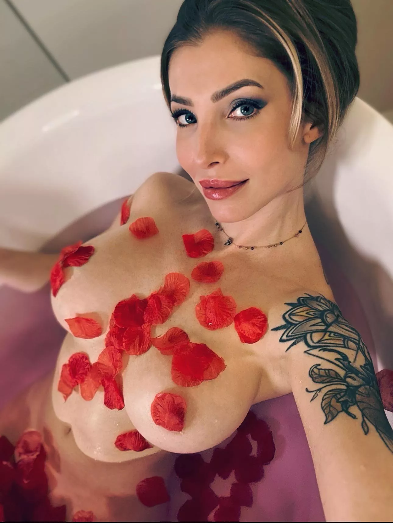 I'm waiting for you in my bath posted by KlaasjeXOF