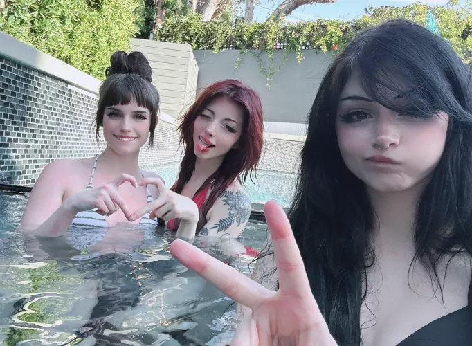 Pool party by QueenAllora