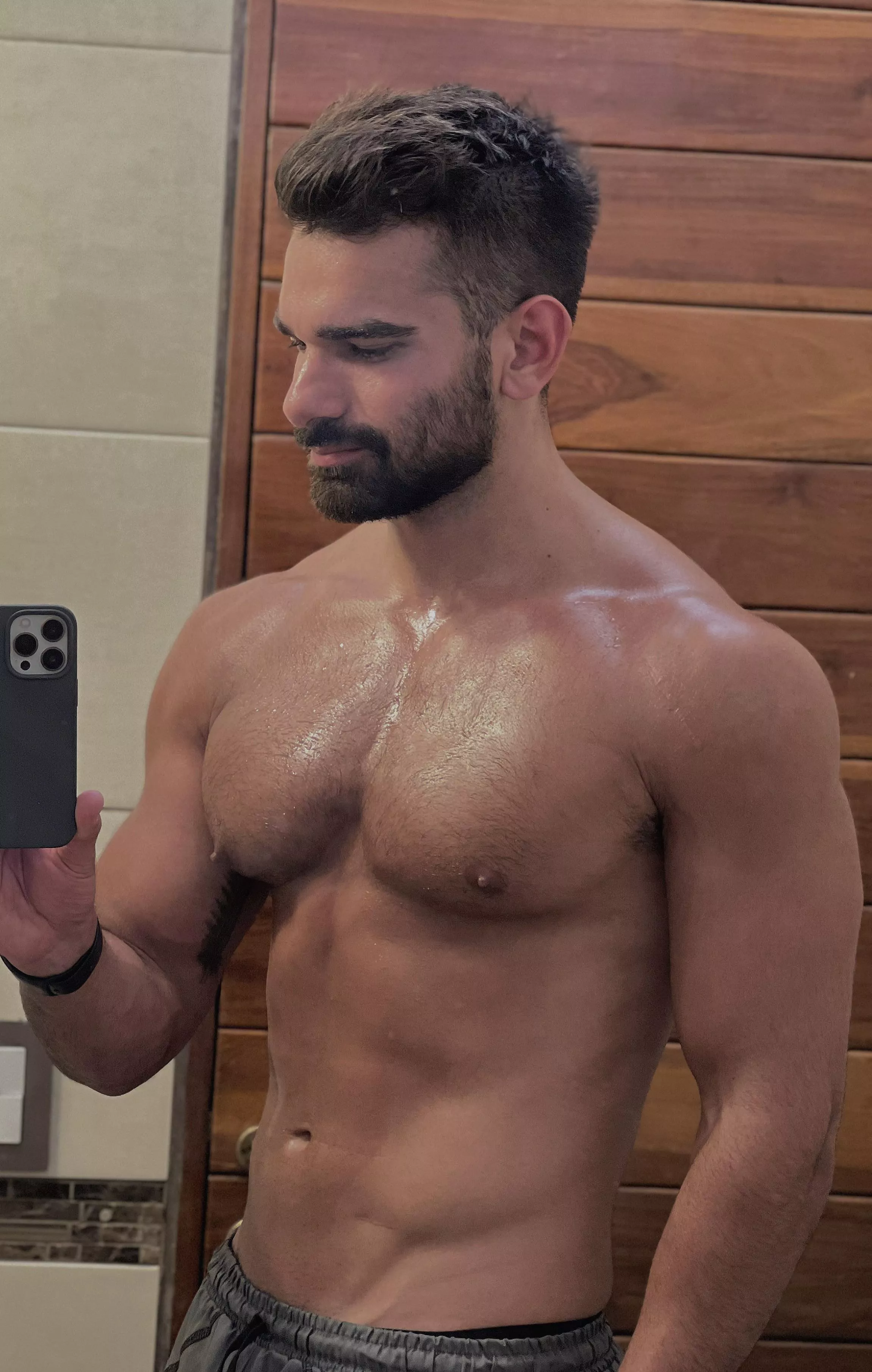 Sweaty man 💦 posted by nicksunday7