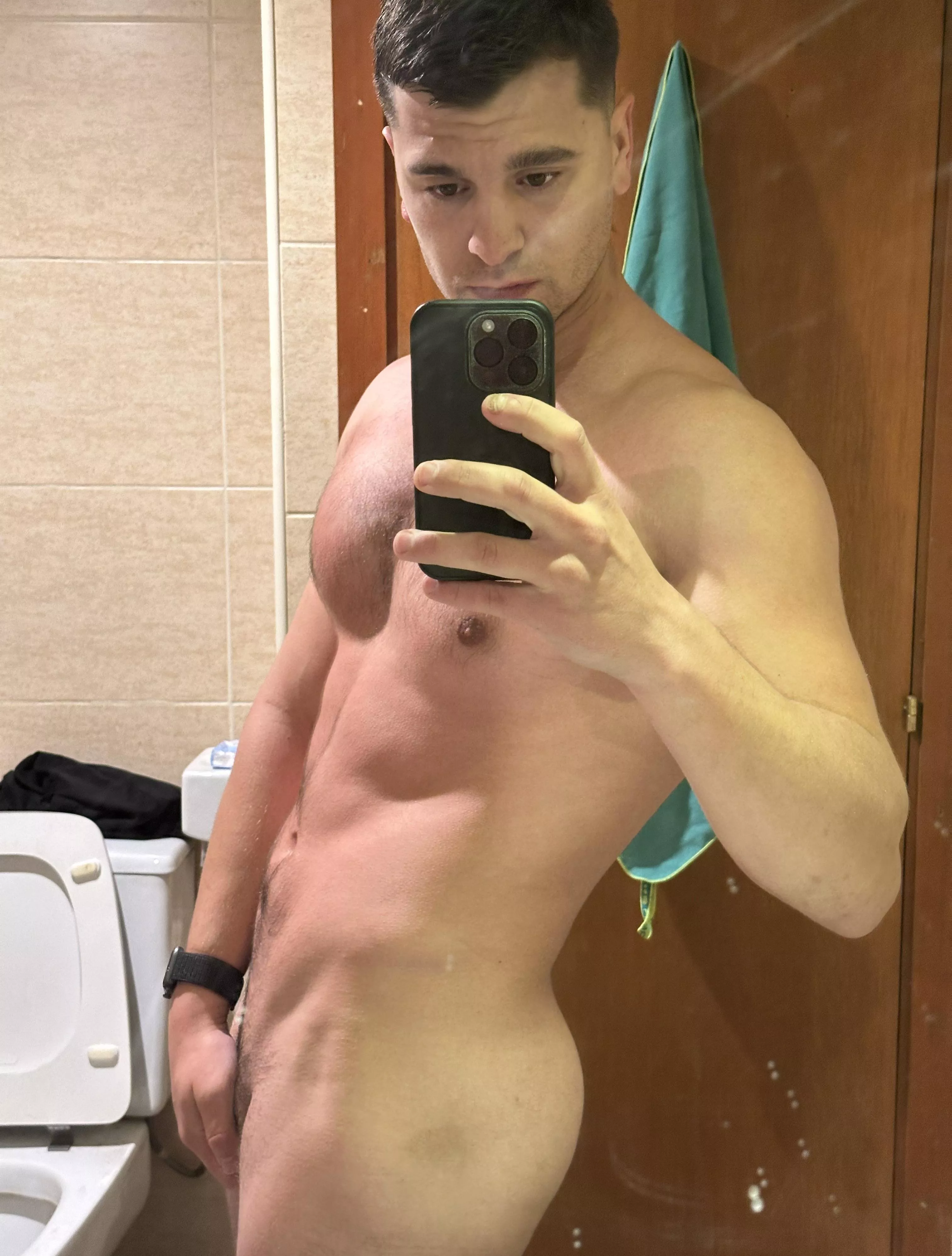 What u think about my V ? Don’t see my ass, just my V🤭 posted by Isiwak