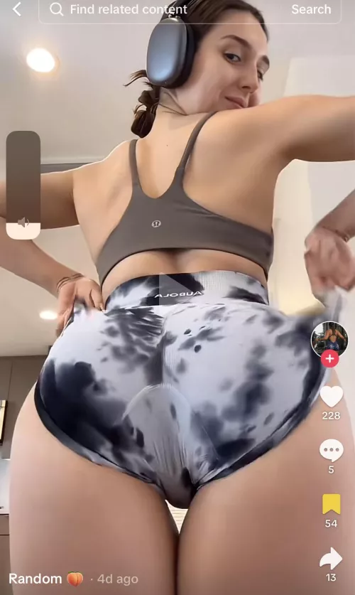Who is this girl on tiktok by toppetee