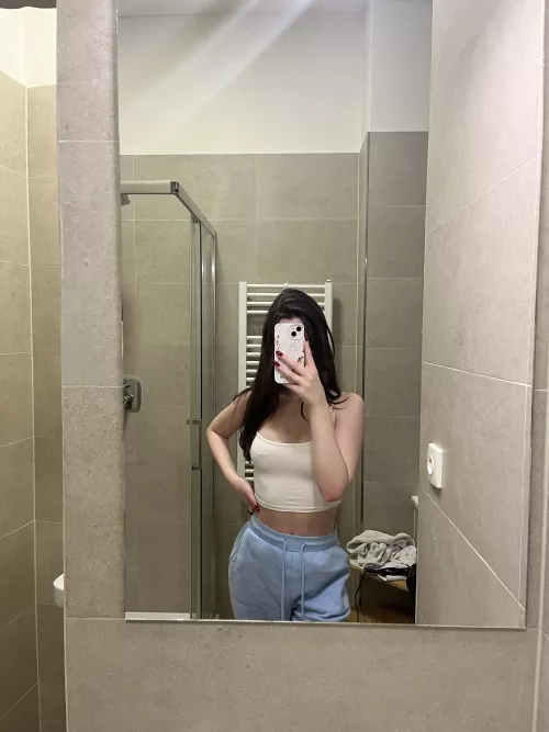 18 yo girls can be sexy too by Kinley_Bush