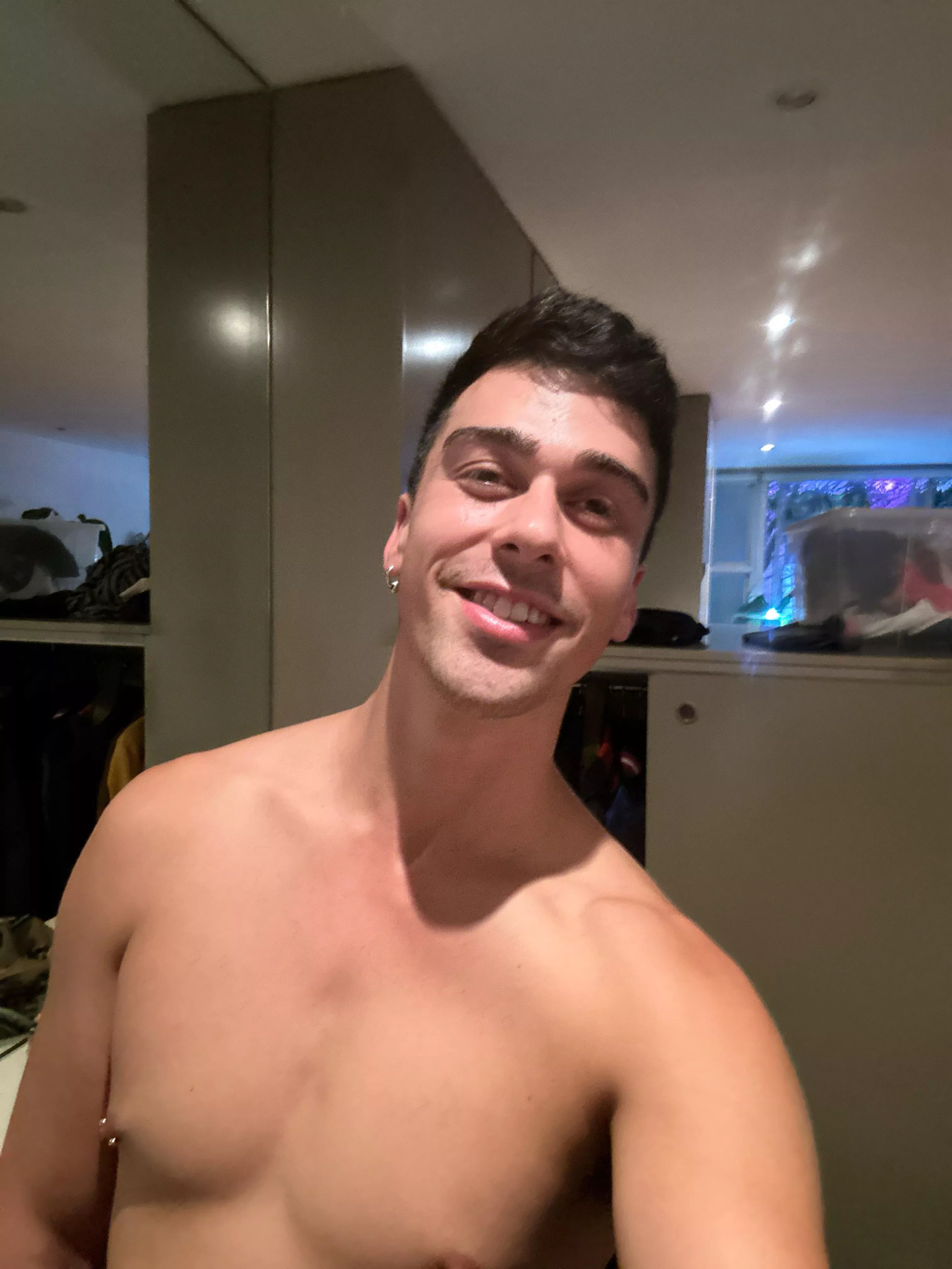 Bored. Anyone wanna chat for hours? 😄 posted by Vadersgayson