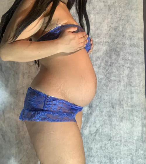 Do you like my little bump ? by Dominiqueskye