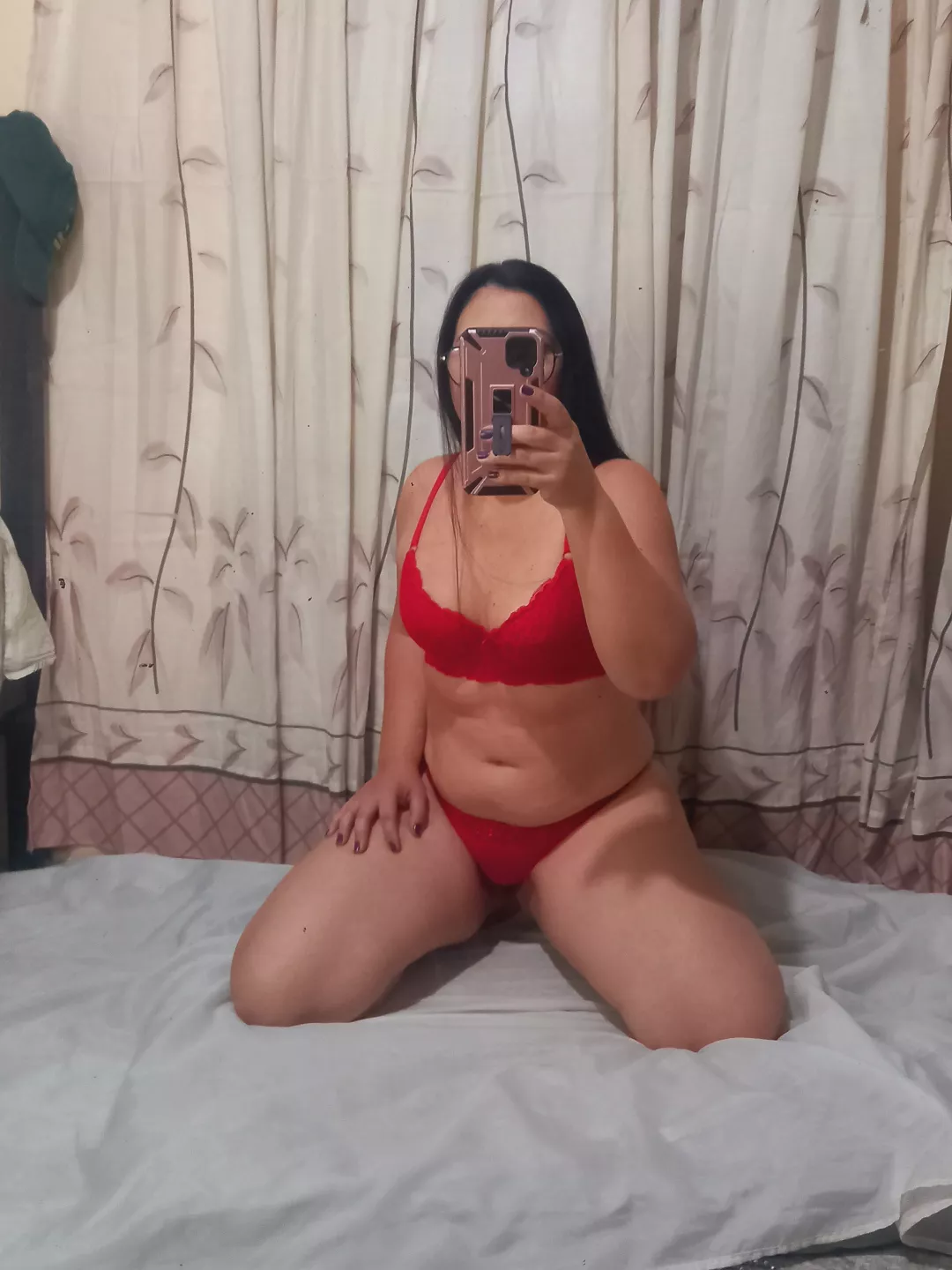 Friday of passion and touch of red ❤️‍🔥 How is it going? 😍😘 posted by Laura_nozomi01