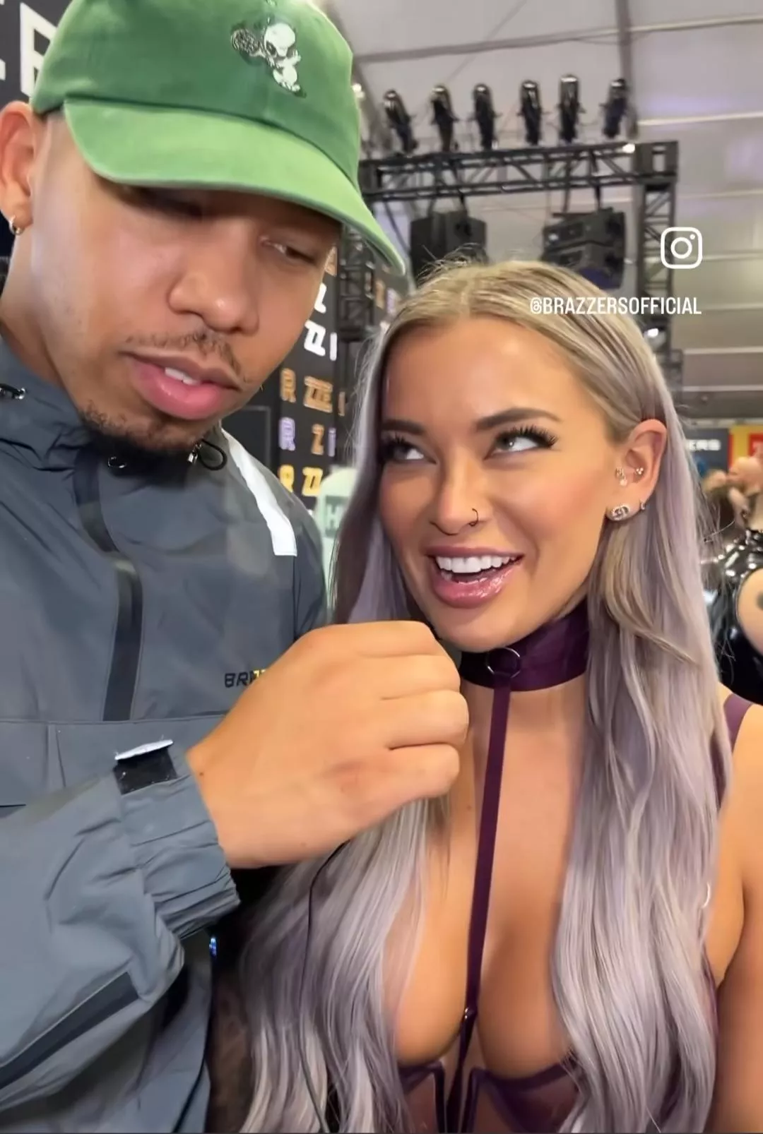 Gorgeous blonde posted by Hyarmen