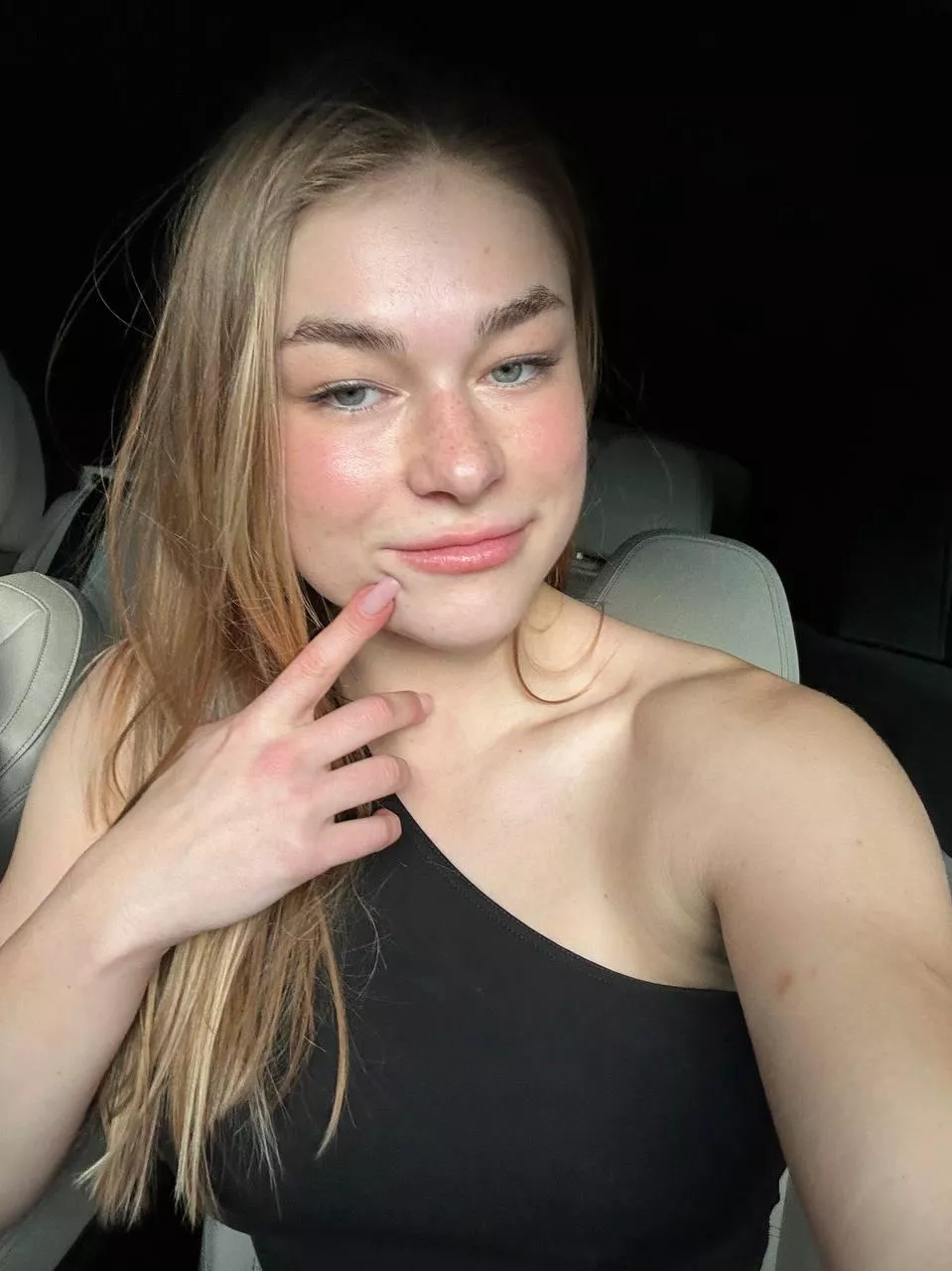 I really love this black tops of mine ;) posted by visokogaq