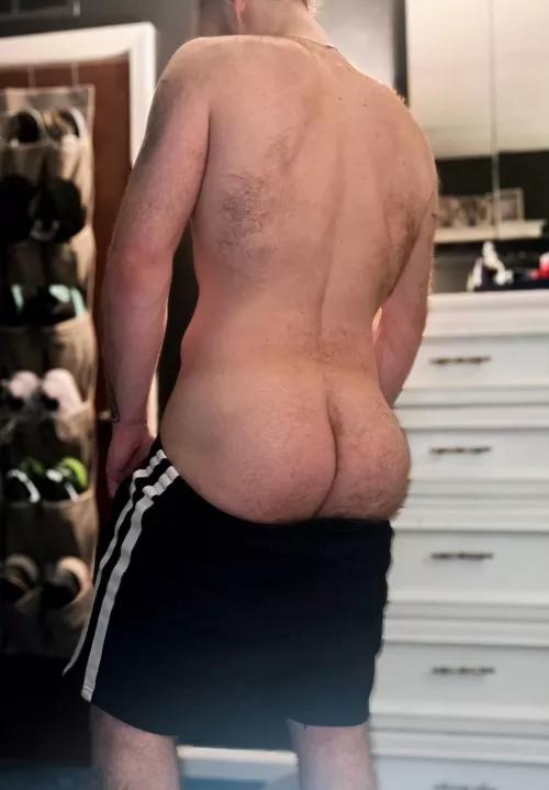 I see you eyeing daddy’s ass as I’m getting dressed 😏 by Anthonyjohnn