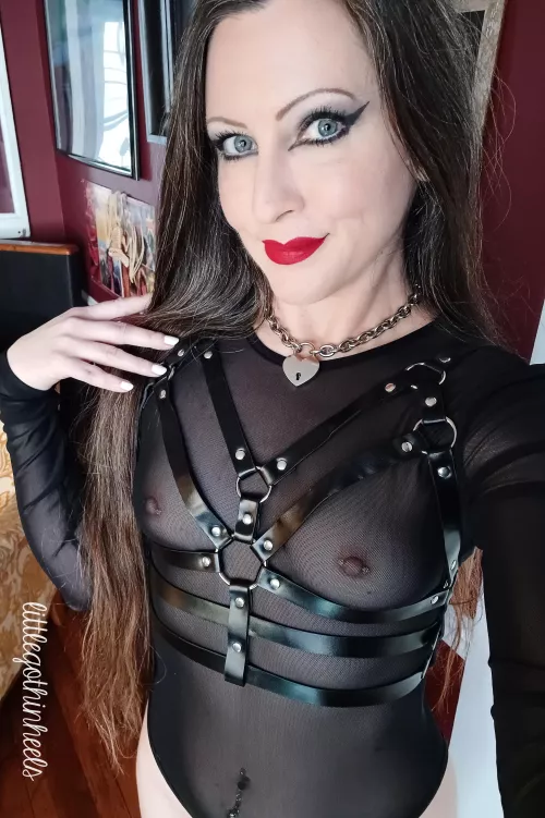 if you like your mature milfs petite and kinky (I'm 42) by littlegothinheels