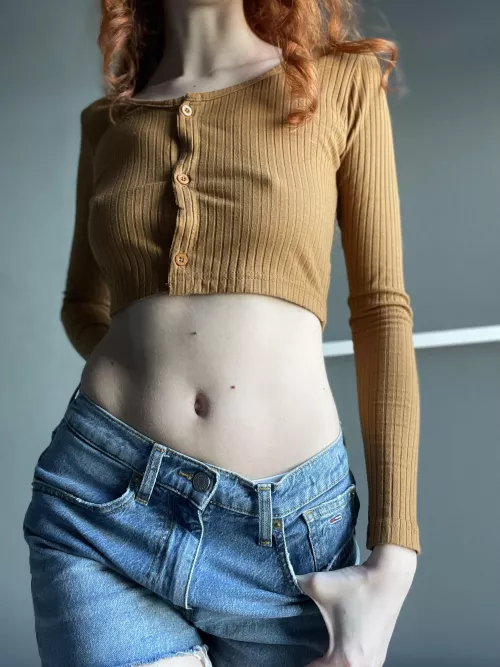 I’m in love with long sleeve croptops by long-legzzz