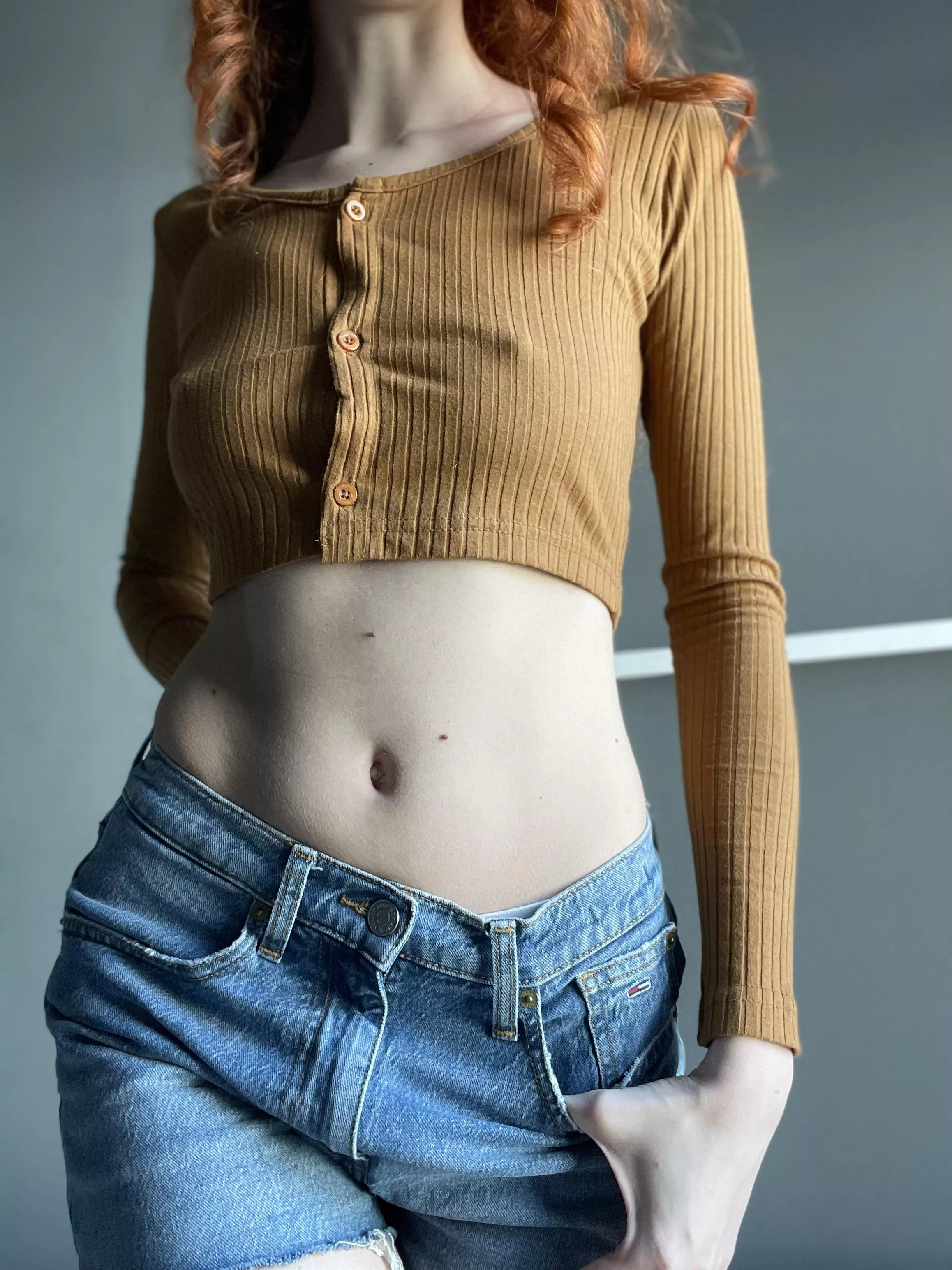 I’m in love with long sleeve croptops posted by long-legzzz