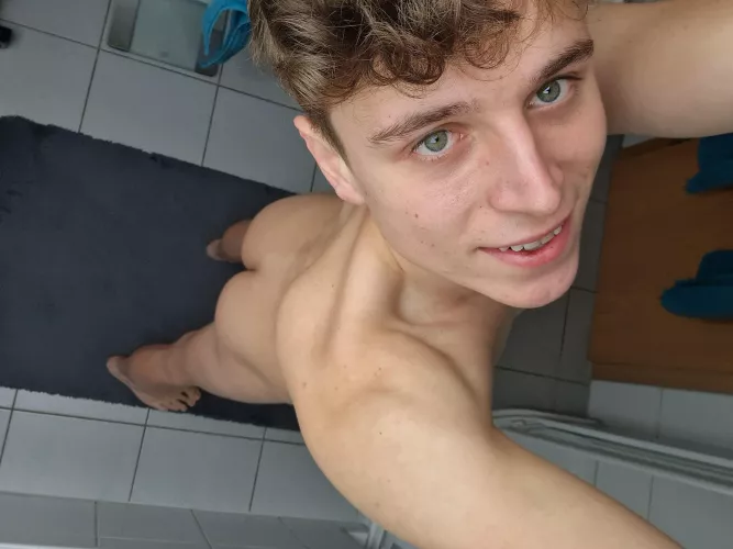 Kiss or slap?😉🥰 by iammoriz