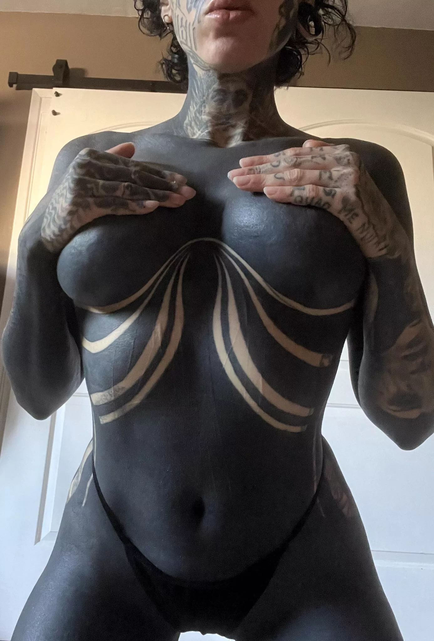 Let me crush u 🖤 posted by fleshcakez