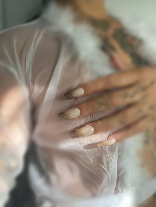 Look here sweetheart, on these beautiful nails. by EIMENEITOR