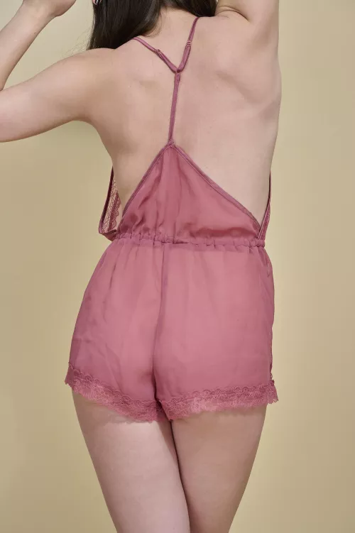 My back in lingerie by MomoNeko_