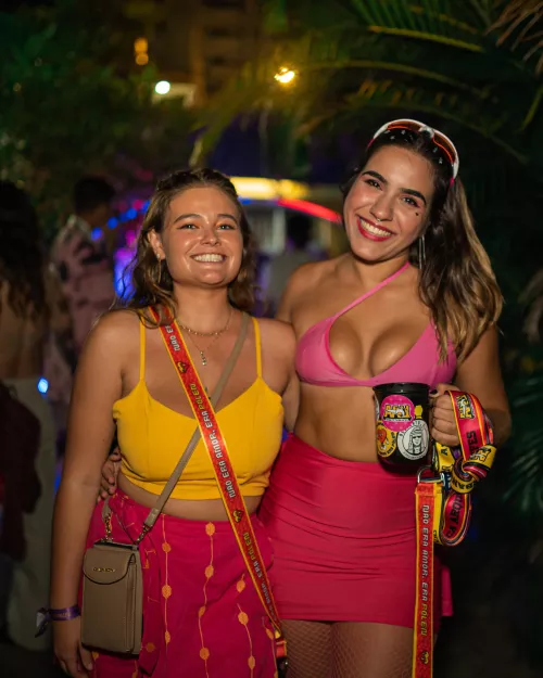 One doesn't have it and wants to show it, the other has it and tries to hide it by Magnyficencia