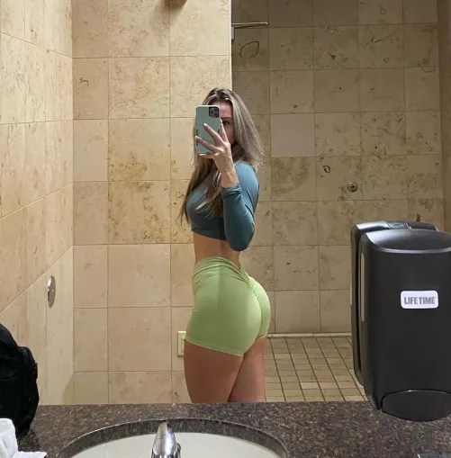 Short leggings are hotter than long ones by marialana1996