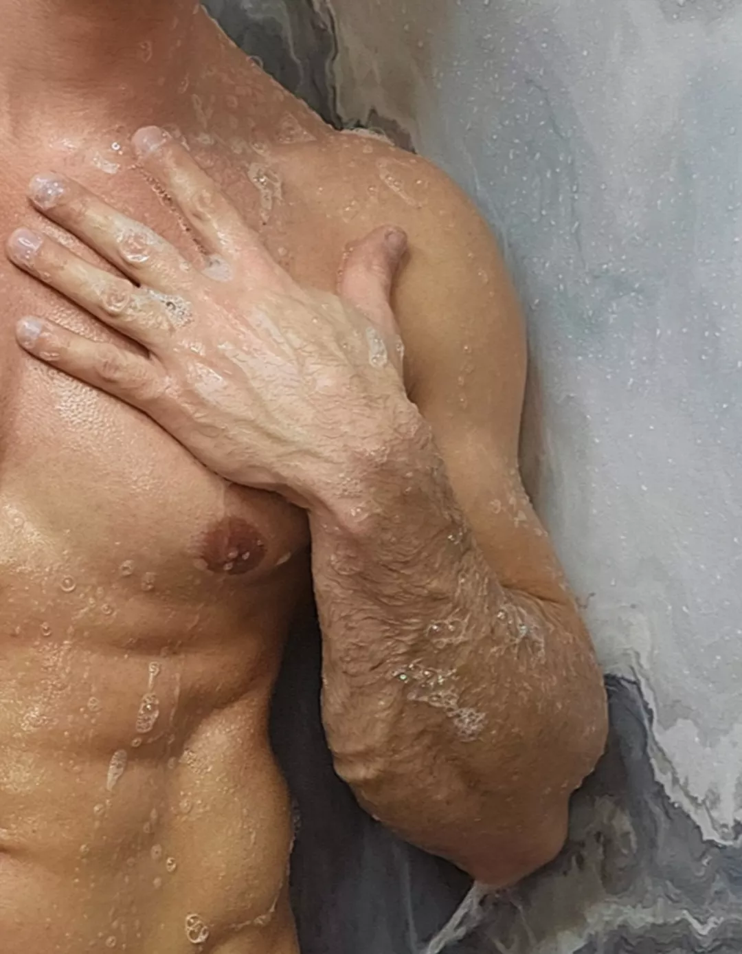 Shower 😌🚿💦.. posted by John_fitness91