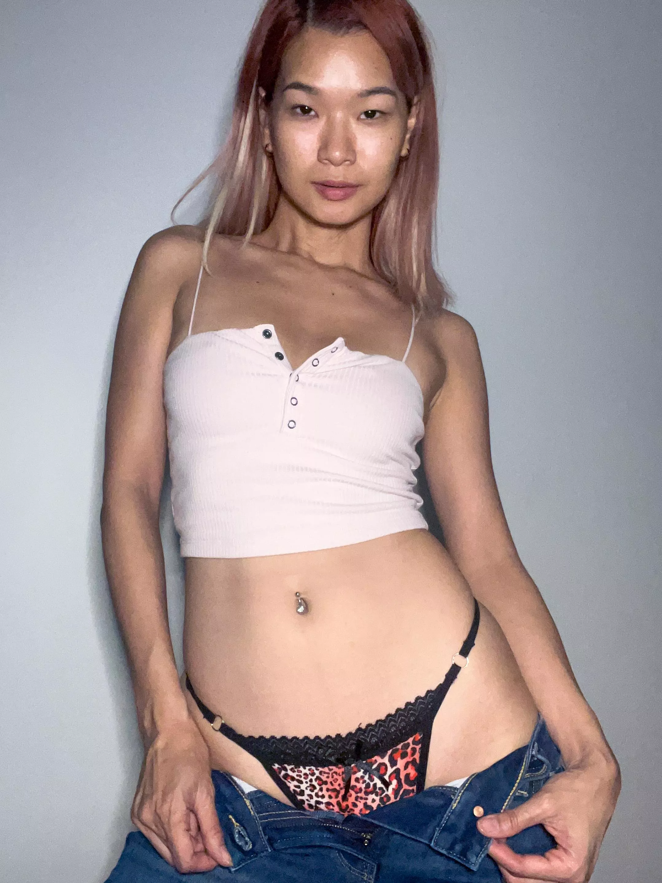 Watchu looking at (F 25) posted by Tickypose