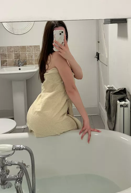 would ya take a bath w me by AuroraAuroraXXX