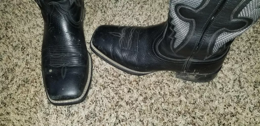 Black boots, white welt stiches...yikes by esuranme