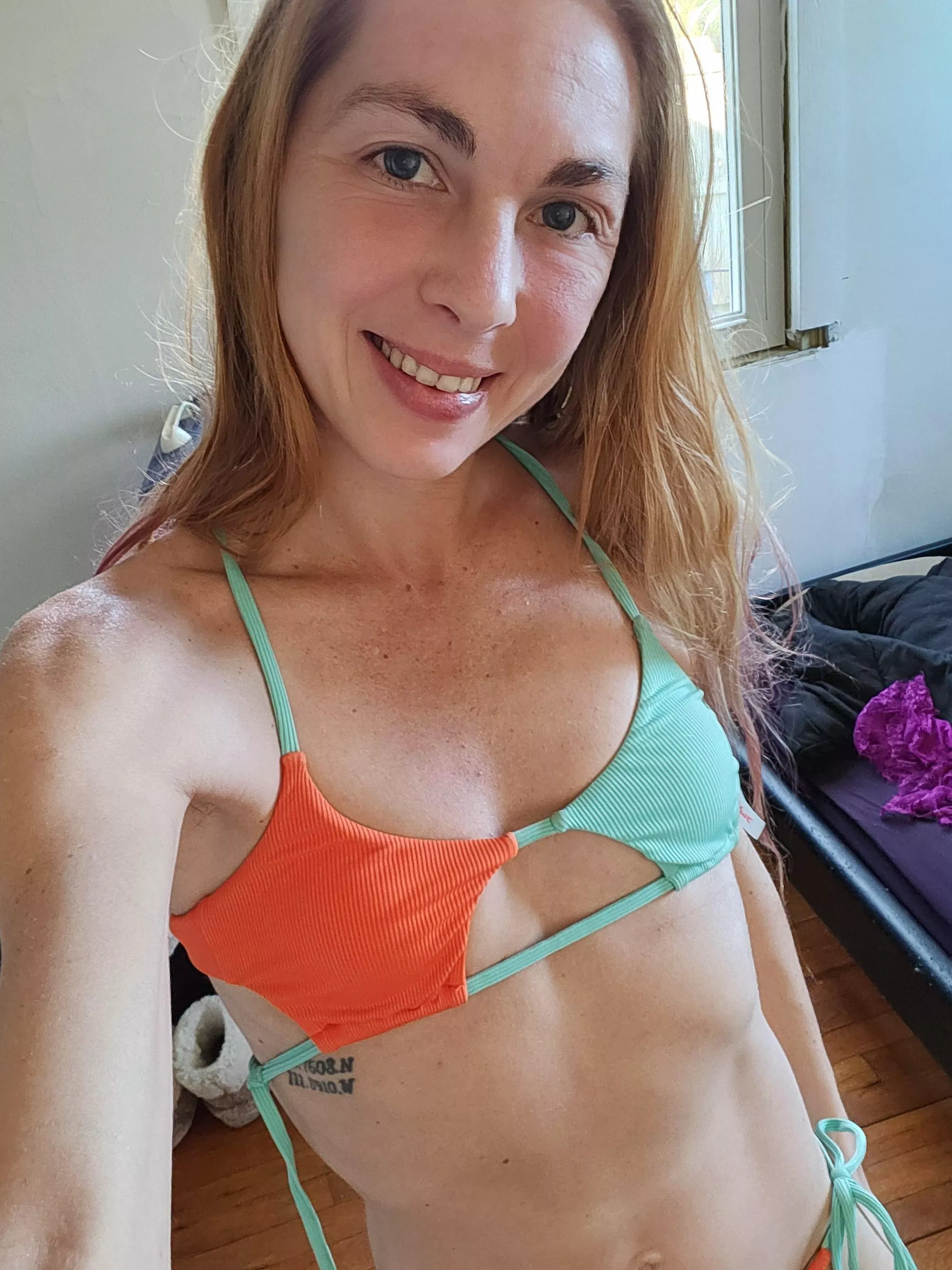 Bright colored chick going live 33f posted by TinyBlonde15