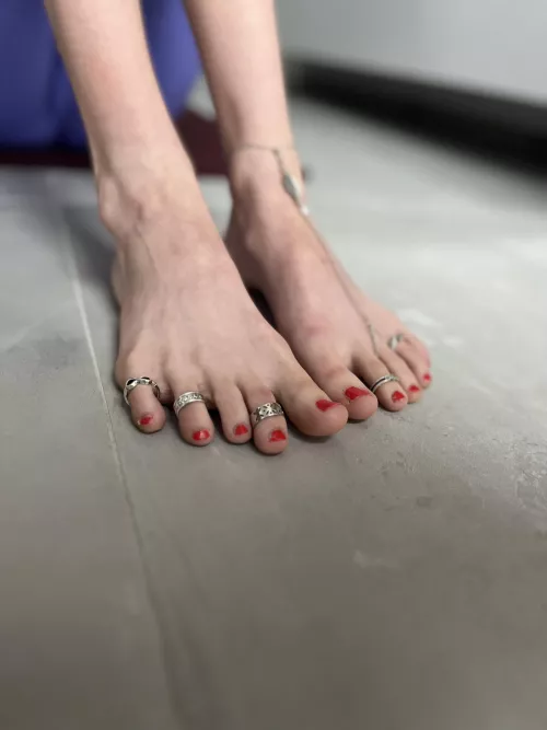 Can u paint my nails on the first date  by _ivannabelle