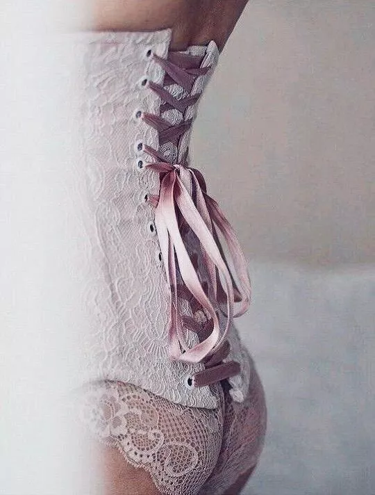 corseted beauty posted by Mundane-Employer-719