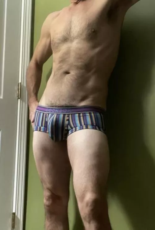 Do vertical lines really make you look taller?? by RunningguySC