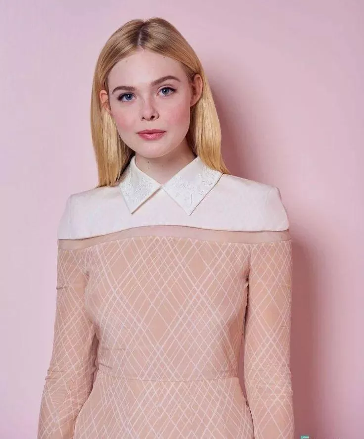 Elle Fanning posted by Humingway