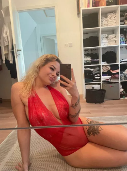 I bet you'd love to see me tease in lingerie by Vsrea