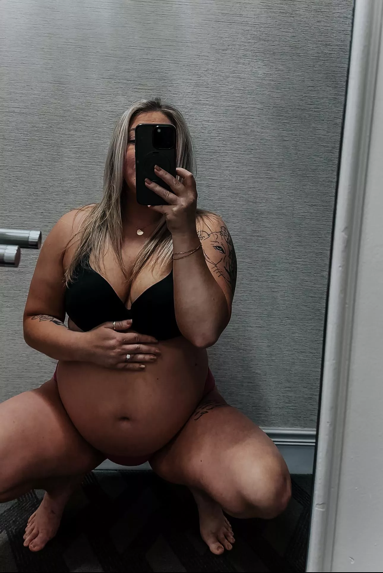 Let me know if you want me to ride you or sit on your face at 8m pregnant… 😏 posted by barefoot-babekk