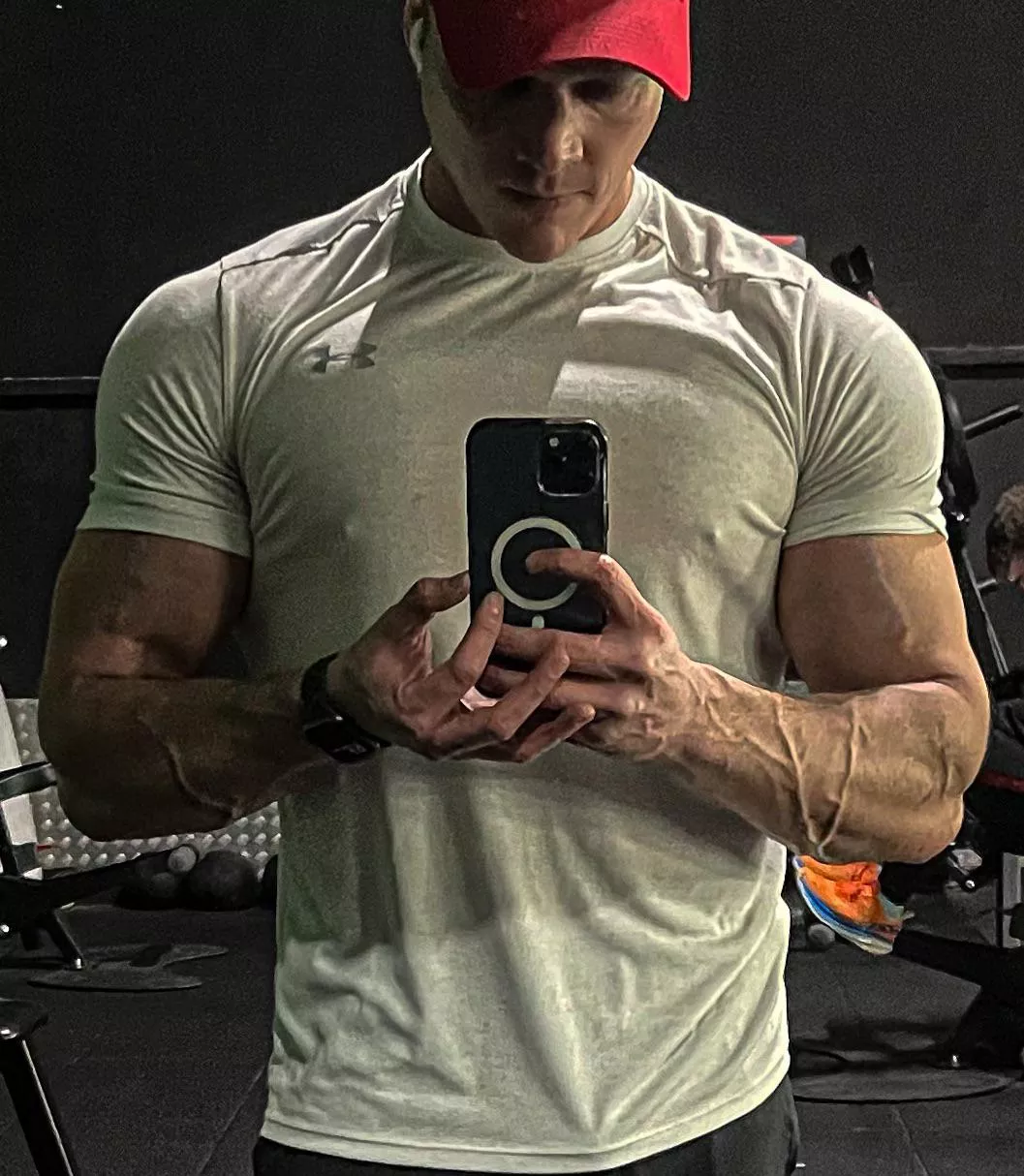 Post workout veins popping posted by Alrae7