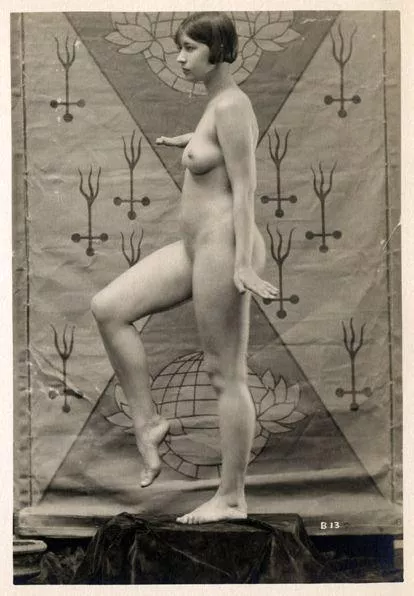 Showgirl Renee Adore'e posted by Mundane-Employer-719