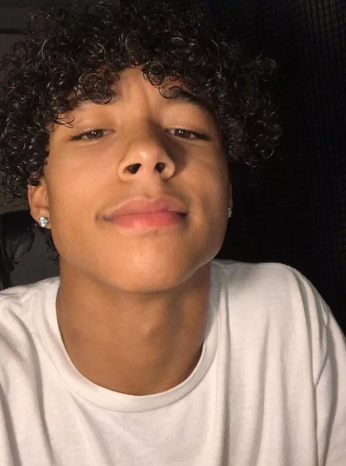19 hung light skin need a bussy to help me cum snap-josh_meets24 posted by Old-Air8588