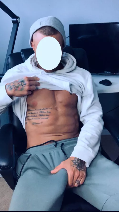 (38) Where do your eyes go first? by blazzer_80