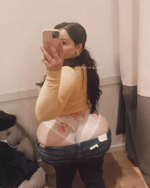 Ass so fat my jeans can’t contain  by NeuroMia