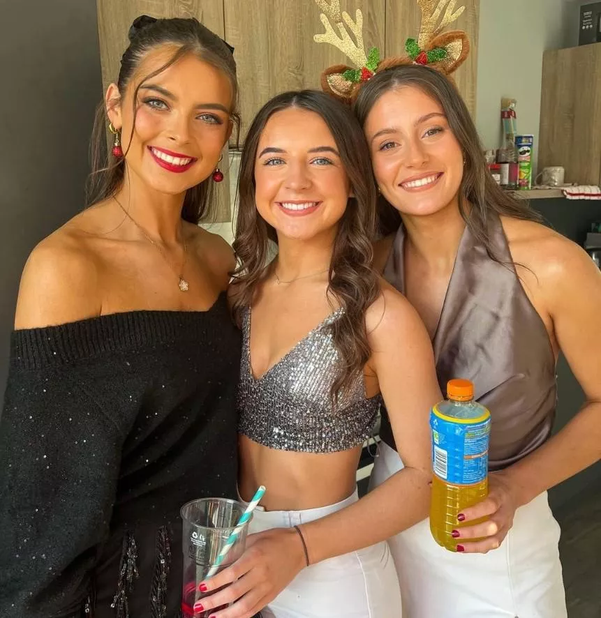 Brunette Bonanza  posted by admirer1234