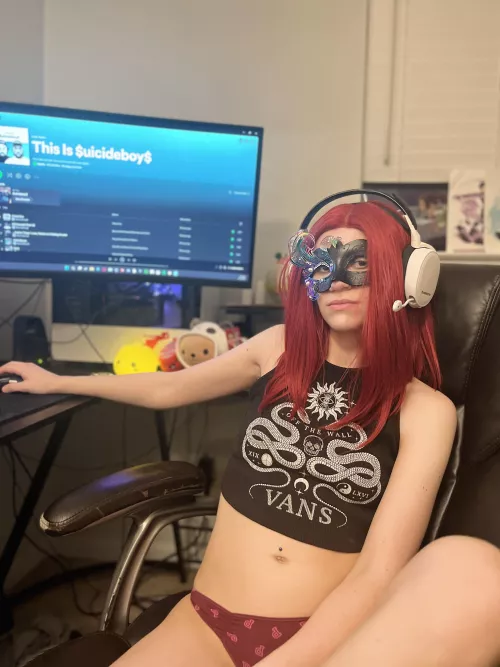 every round i lose i take one thing off  by whyshebuiltlikethat_