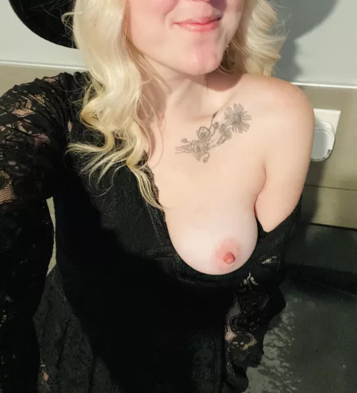 I like to show off when I get tipsy 😚 (F) by chelseaaaaaaa13